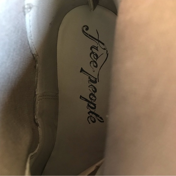 Free People Arlo Santa Fe Chelsea Croc Embossed Booties in Dust Storm sz 37 - Picture 2 of 7